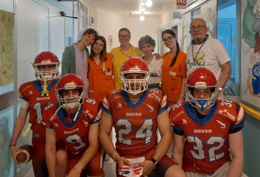La squadra di football americano dei Doves ha portato un sorriso in corsia